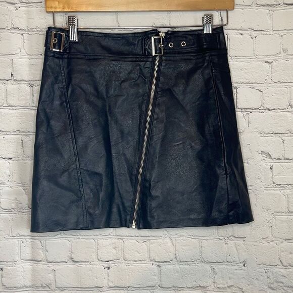 Amaryllis Women’s Black Faux Leather Mini Zip up Skirt size xs Buckle - Picture 1 of 6